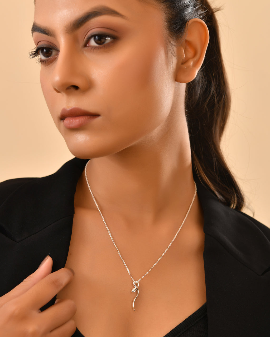 Elegant snake pendant necklace