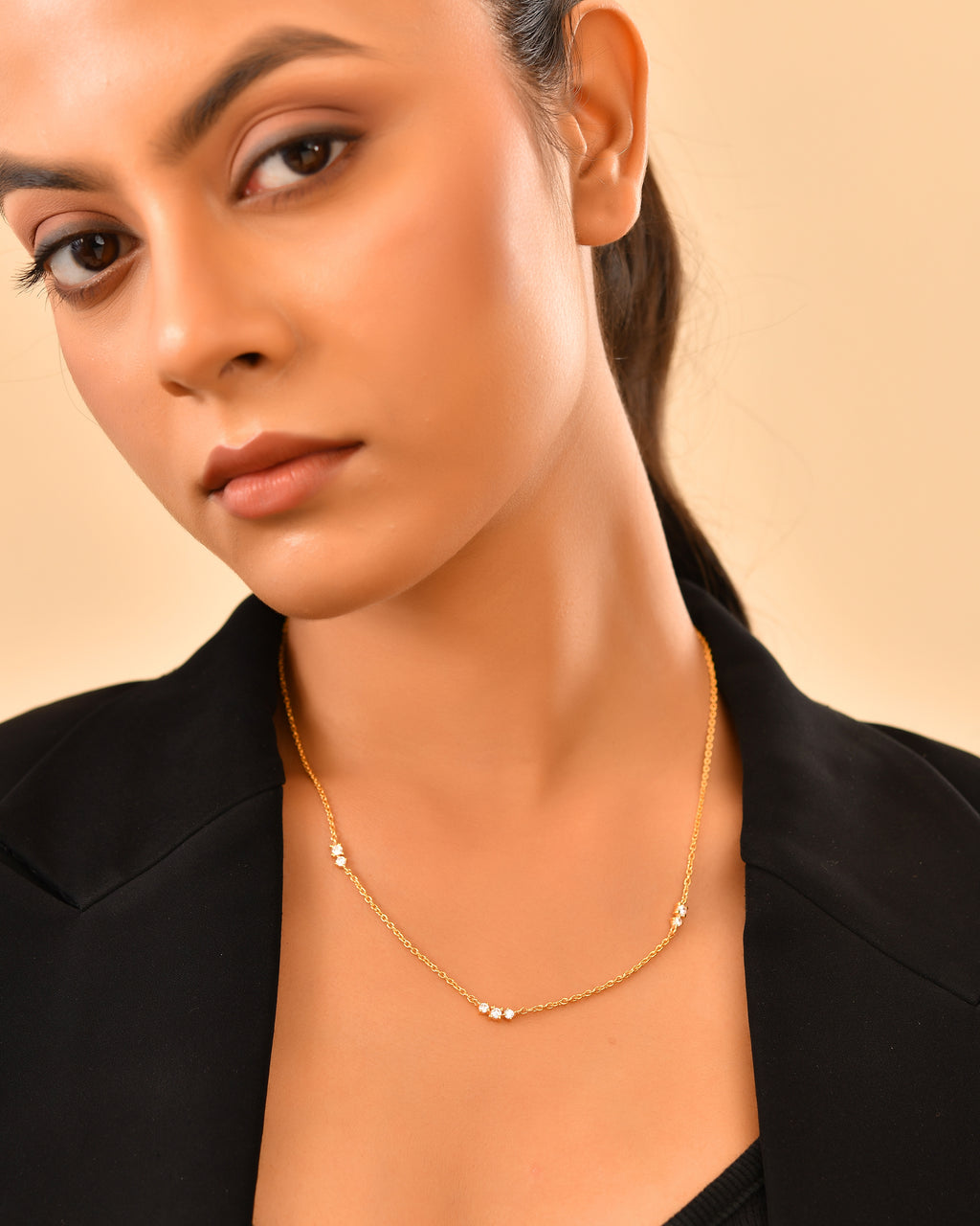 Delicate station chain with sparkling accents