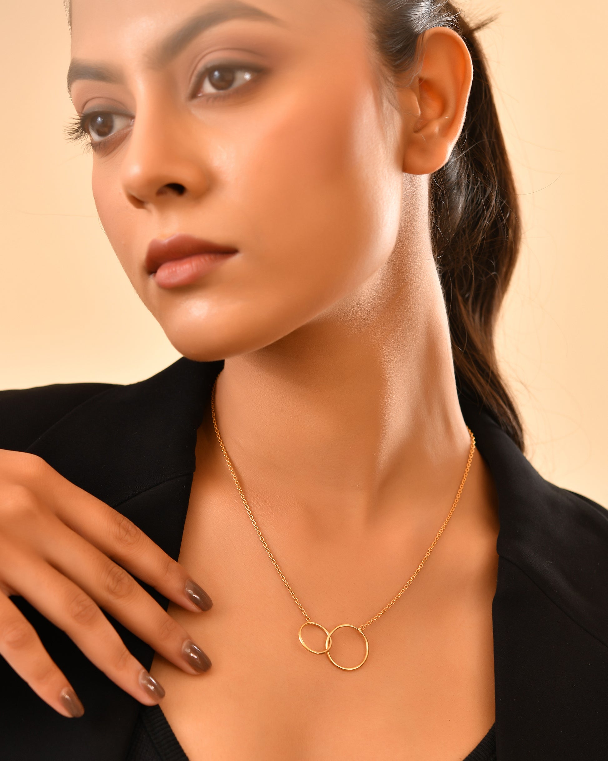 Interlocking double circle pendant necklace