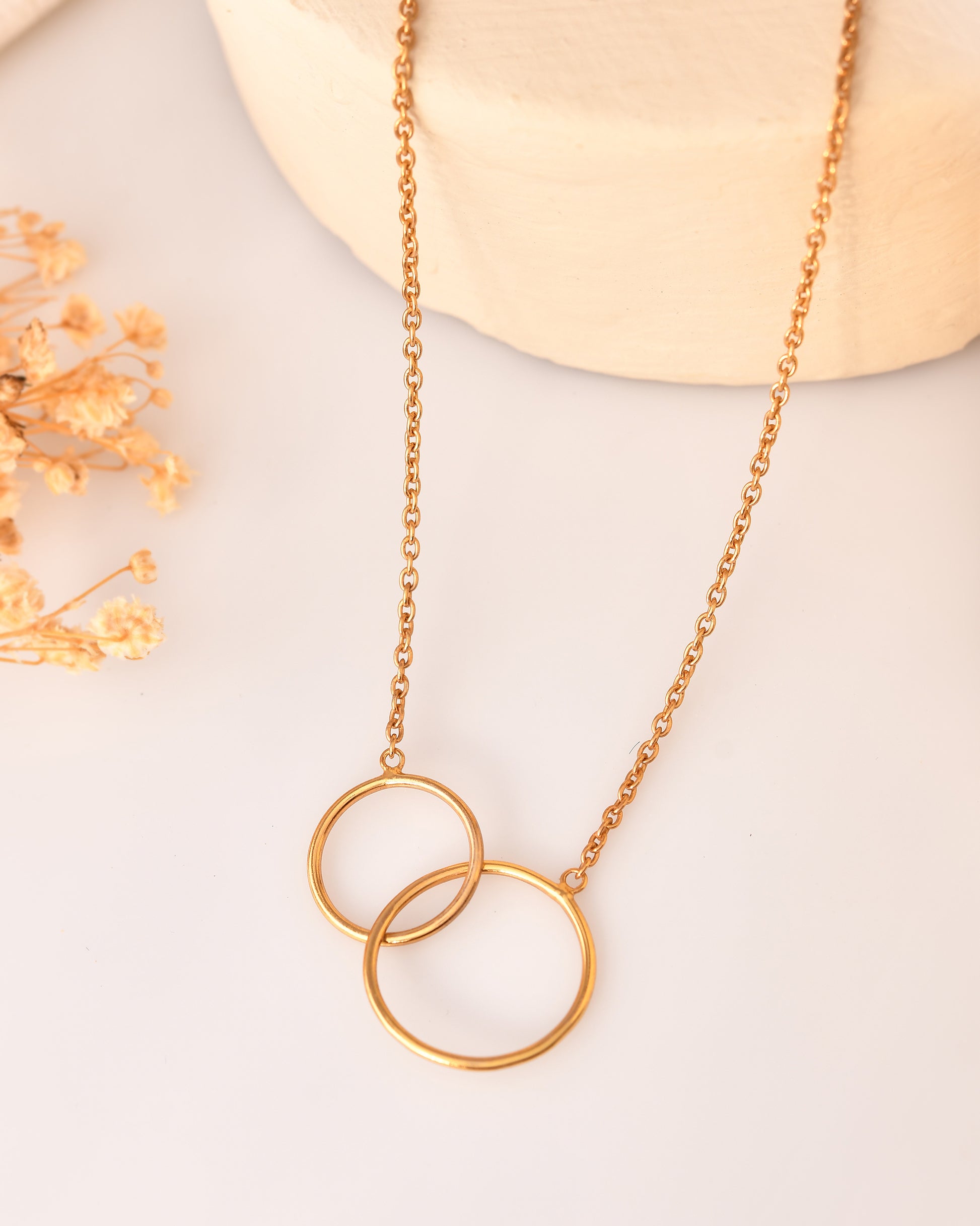Interlocking double circle pendant necklace