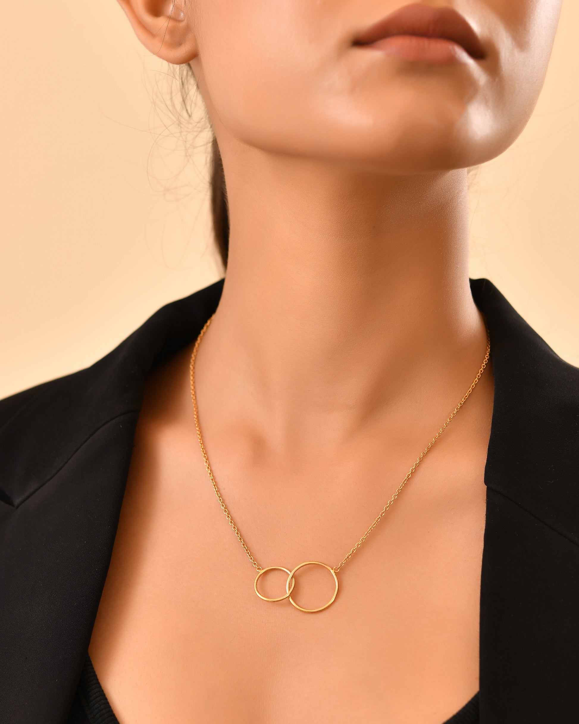Interlocking double circle pendant necklace