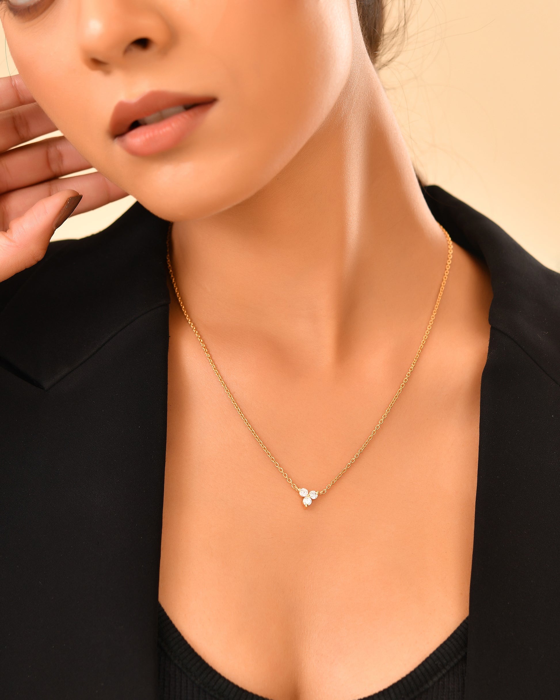 Elegant triple stone pendant chain