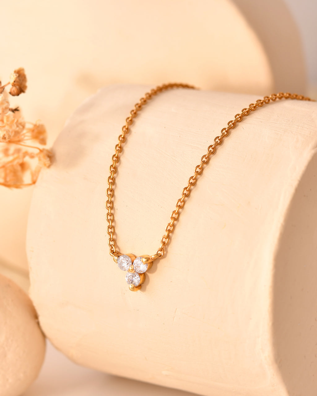 Elegant triple stone pendant chain