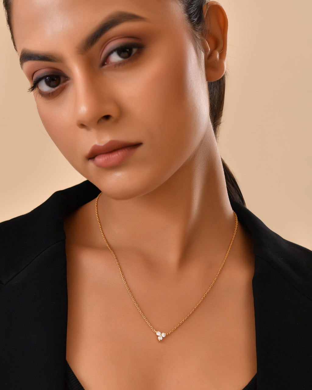 Elegant triple stone pendant chain