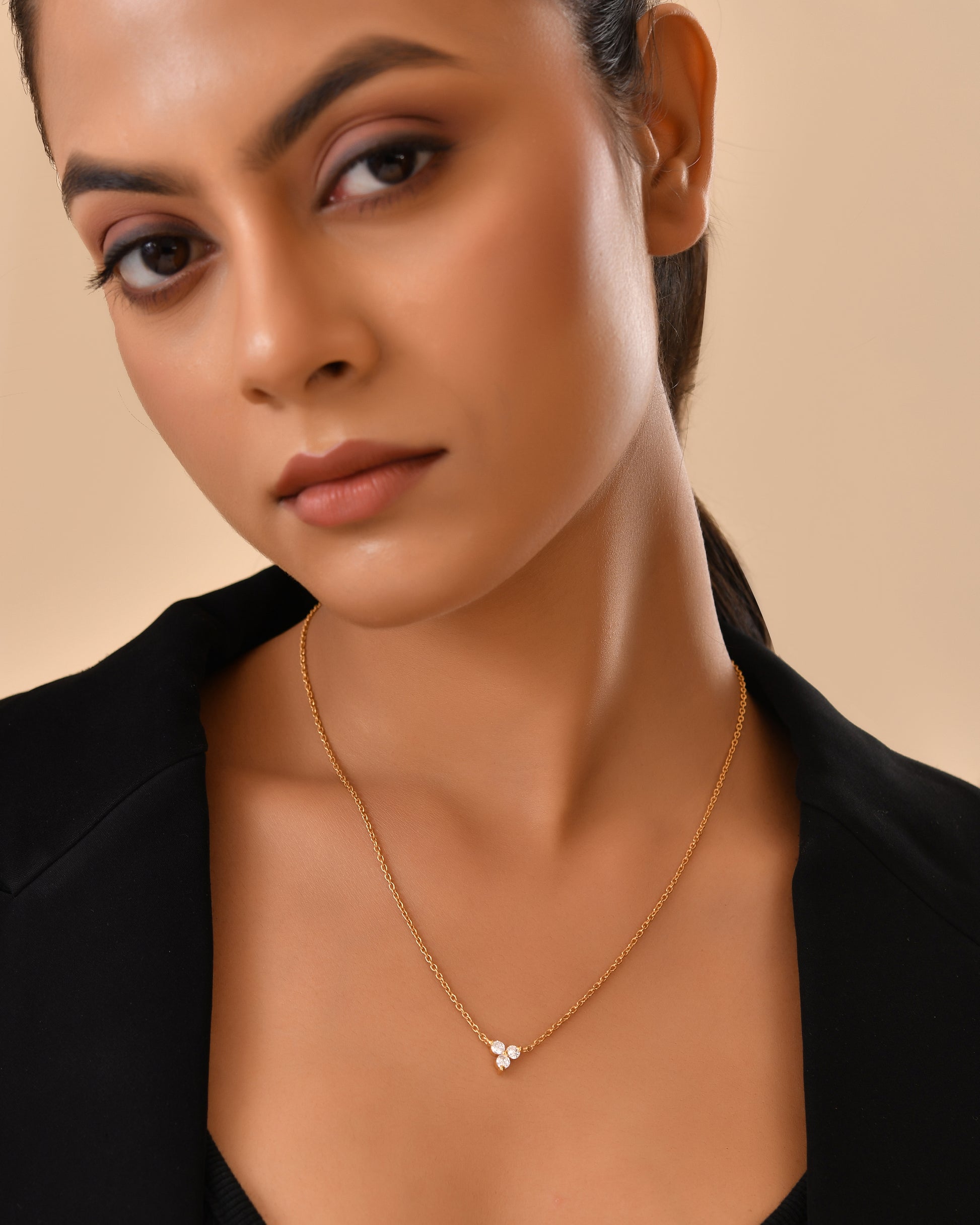 Elegant triple stone pendant chain