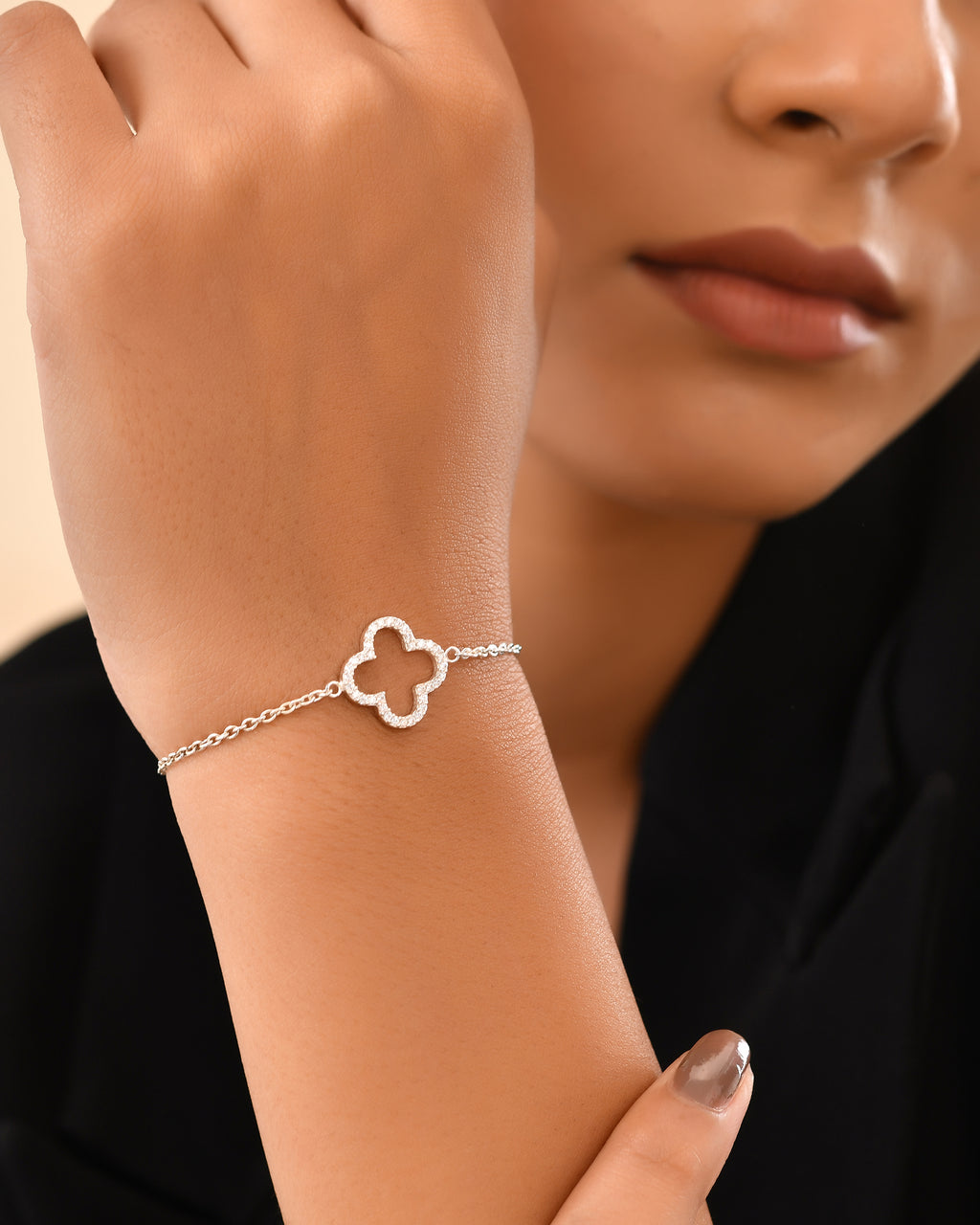 Elegant clover design bracelet