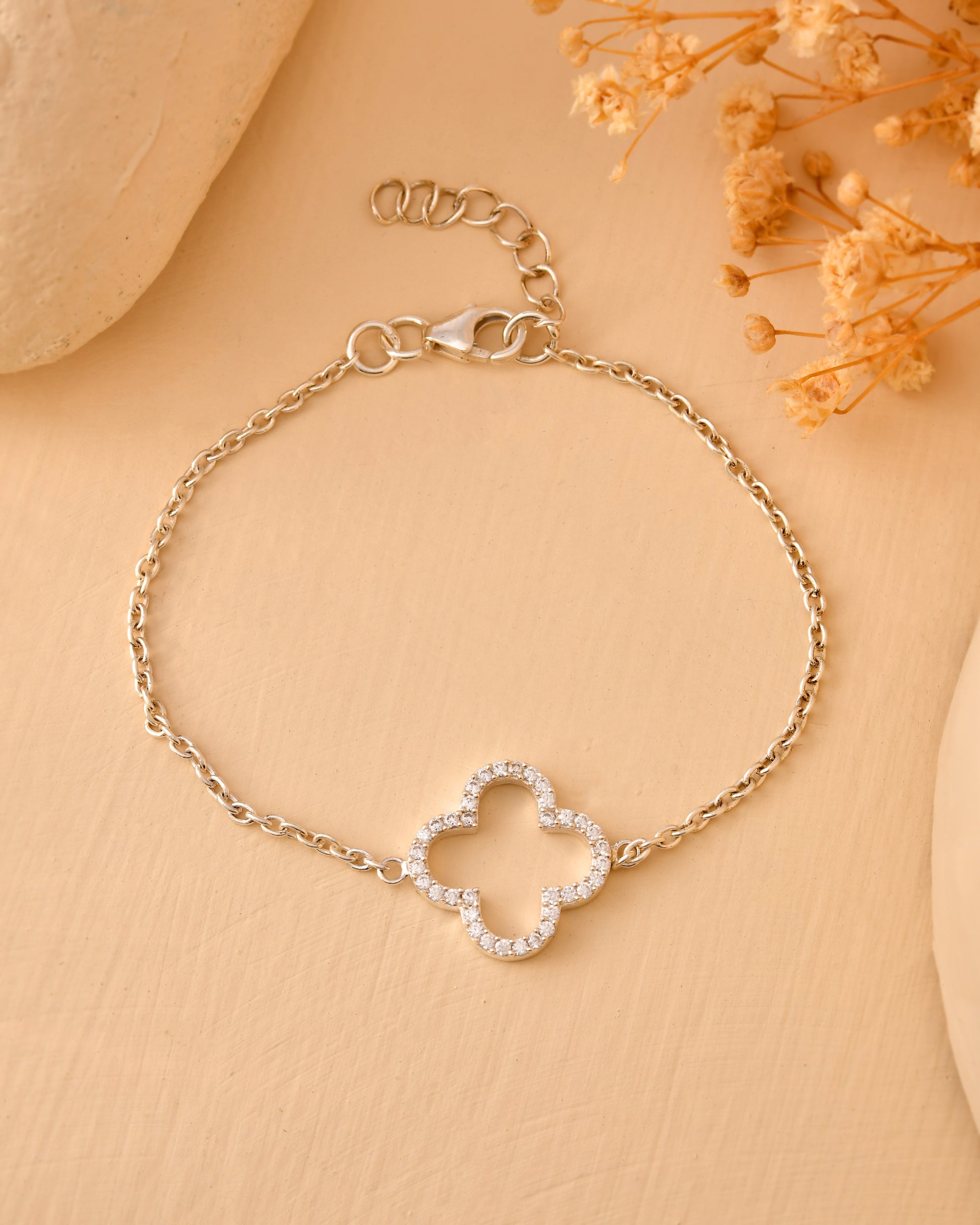 Elegant clover design bracelet