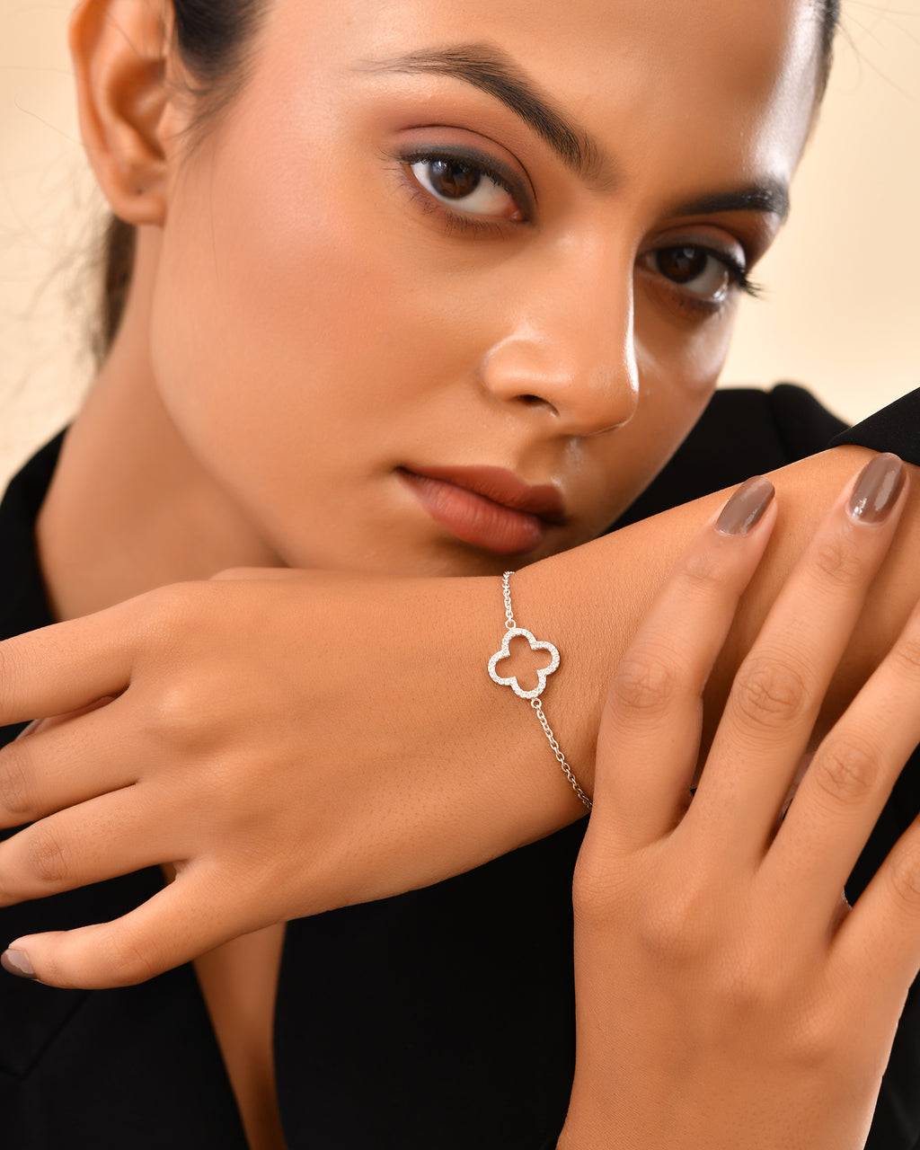 Elegant clover design bracelet